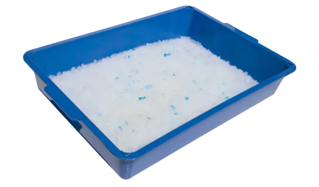 Crystal cat litter in blue litter box from ISEMIPET