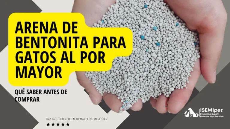 Manos sosteniendo arena de bentonita para gatos al por mayor, con fondo gris y texto guía para compradores.