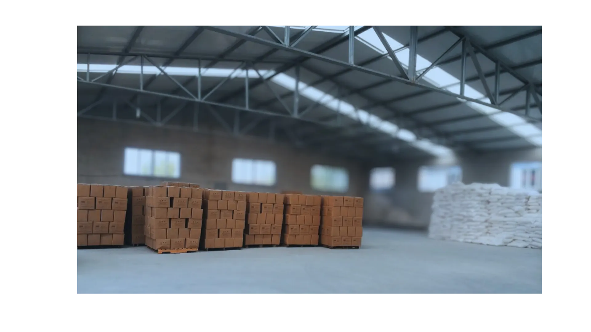 ISEMIPET warehouse-stacked wood-pellet cat litter export pallets